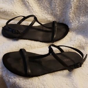 Divided black sandals